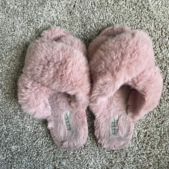 Pink fuzzy slippers - Picture 2 of 13